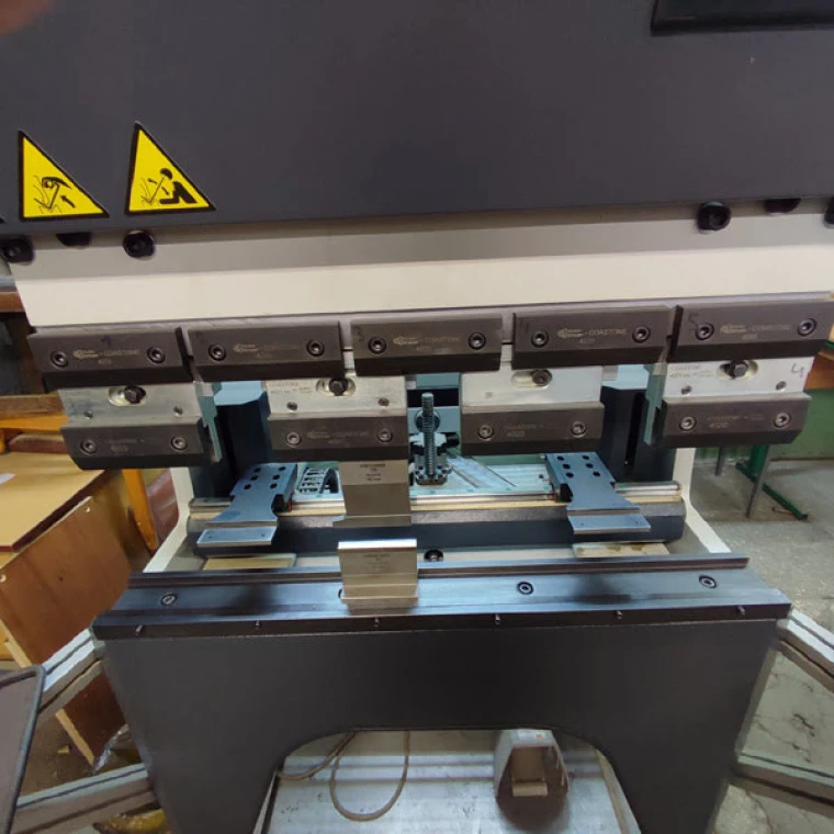 Абамет AMBe-900 (2016 | бу) - Электромеханический листогибочный пресс с ЧПУ