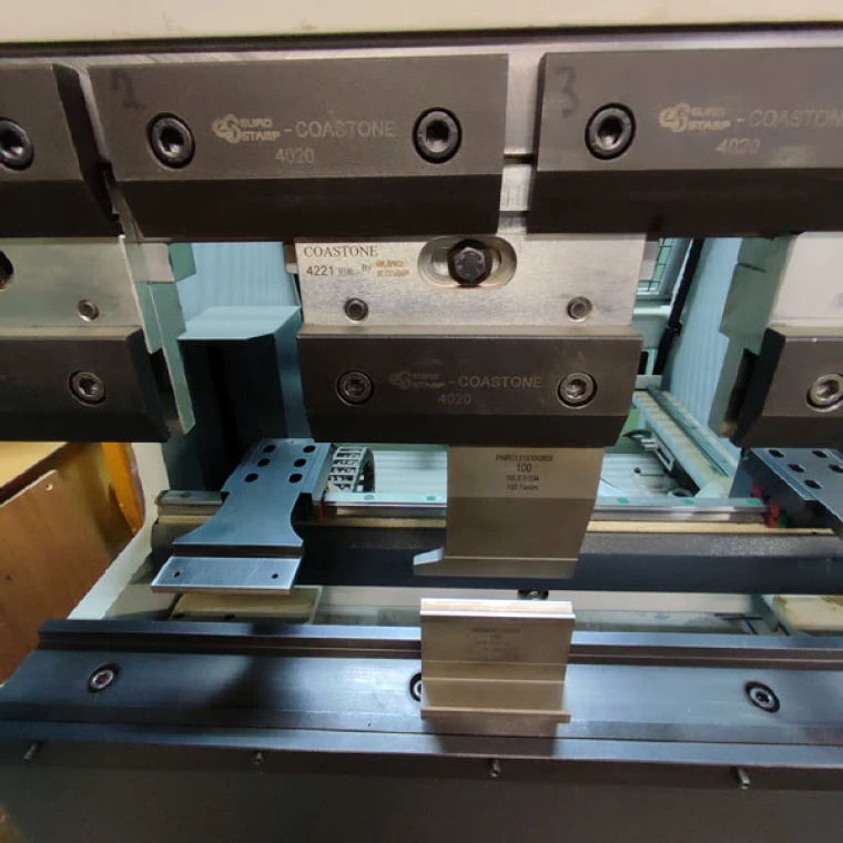 Абамет AMBe-900 (2016 | бу) - Электромеханический листогибочный пресс с ЧПУ